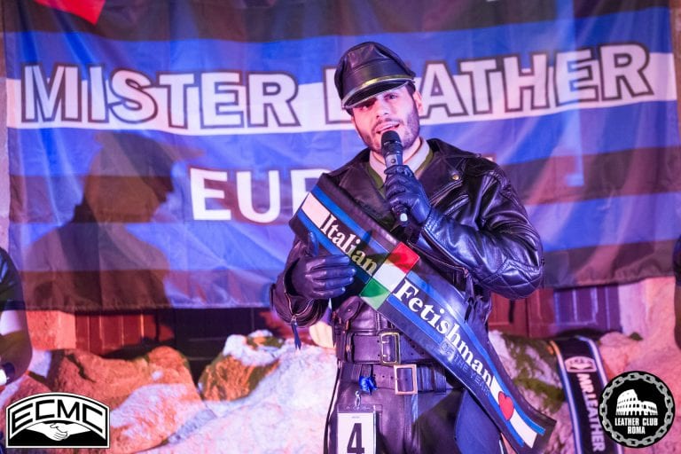 Un candidato al microfono sul palco del concorso Mister Leather Europe 2020 a Roma